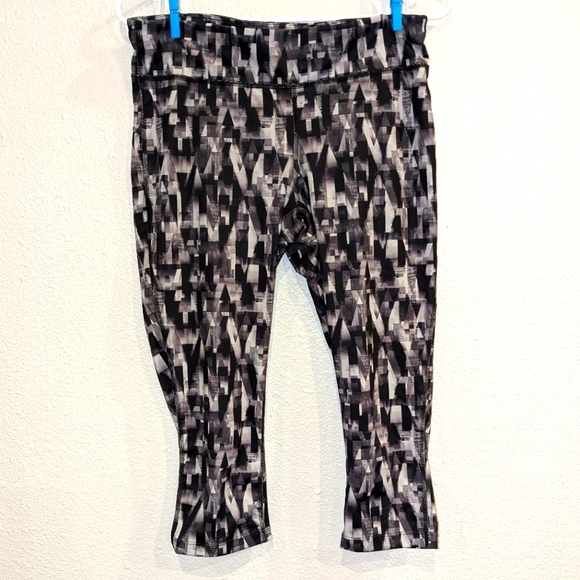 2 Pr Excursion Fitted Athletic Capris Sz Medium Black White Gray - Picture 2 of 7